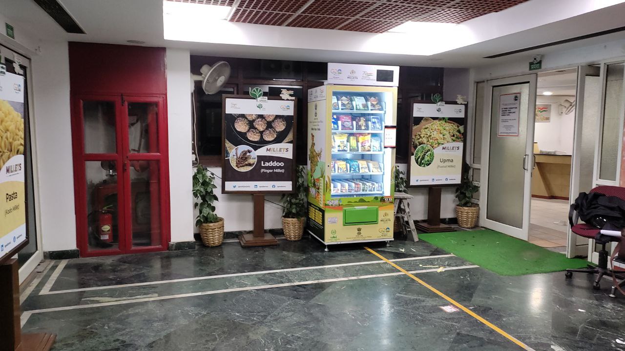 Orion 10 vending machine showcase